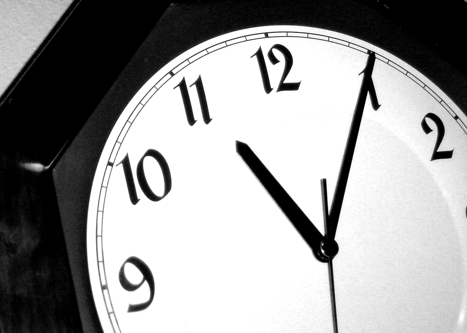 Фото клок мена 2.0. Часы Сток. Часы черно белые. Часы 11.05. Фото 11 часов.